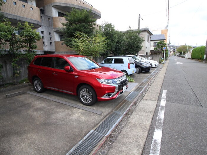 物件外観写真3　(駐車場)