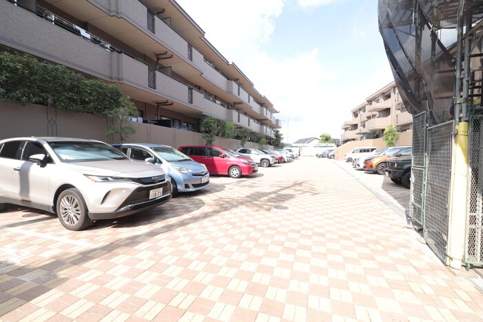 物件外観写真3　(駐車場)