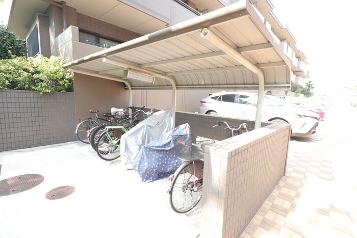 物件外観写真4　(駐輪場)