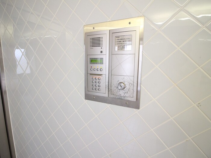 物件外観写真5　(エントランス部分)