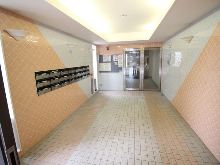 物件外観写真6　(エントランス部分)