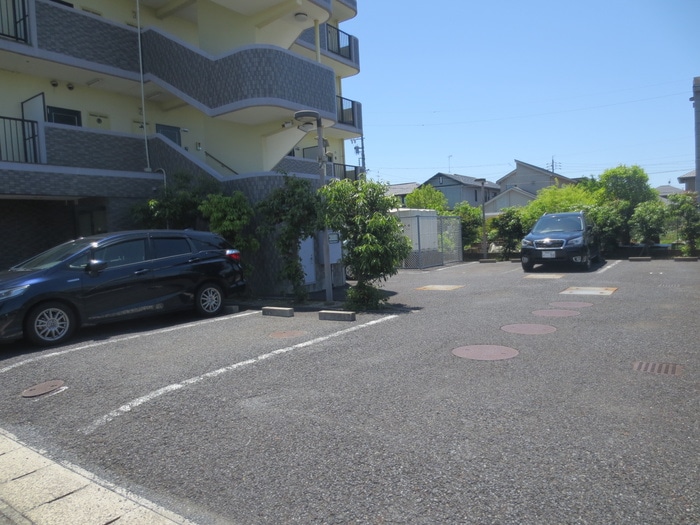 物件外観写真5　(駐車場)