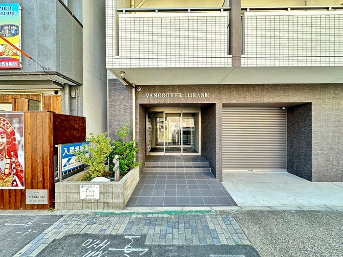 物件外観写真2　(エントランス部分)