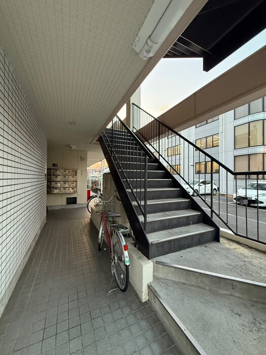 物件外観写真4　(エントランス部分)