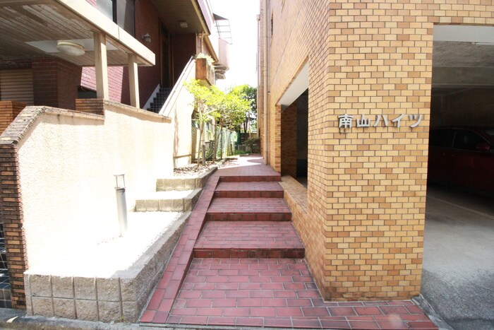 物件外観写真5　(エントランス部分)