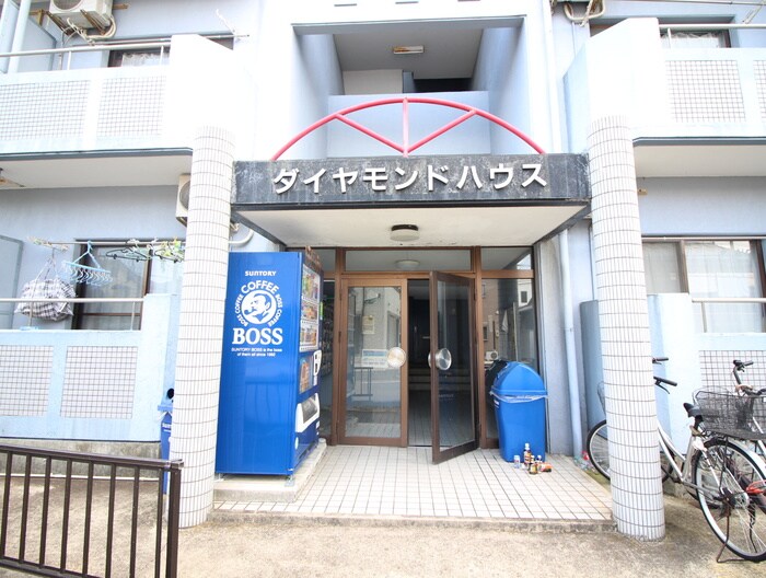 物件外観写真3　(エントランス部分)