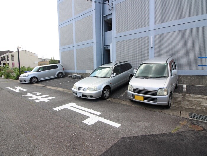 物件外観写真5　(駐車場)