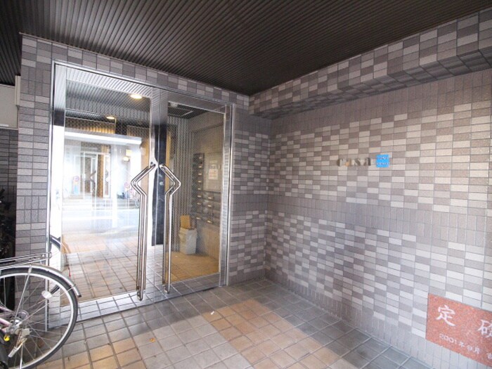 物件外観写真2　(エントランス部分)