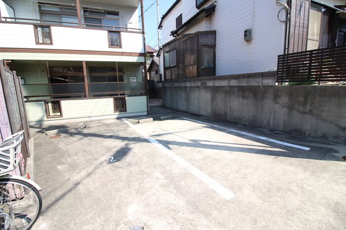 ヒルズロイヤルの駐車場