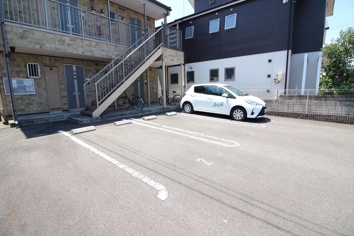 物件外観写真2　(駐車場)