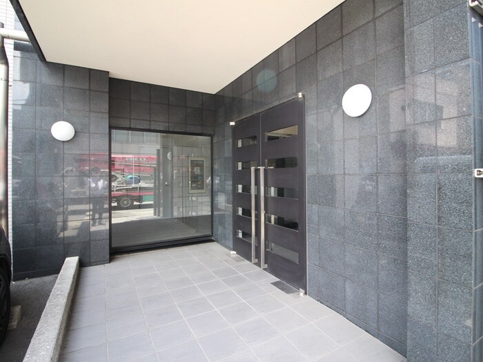 物件外観写真2　(エントランス部分)