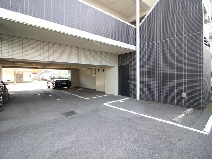 物件外観写真4　(駐車場)