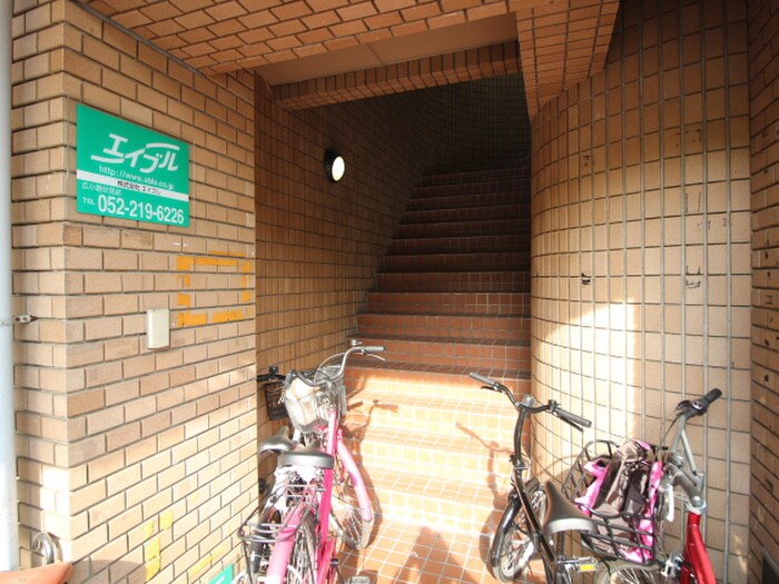 物件外観写真4　(エントランス部分)