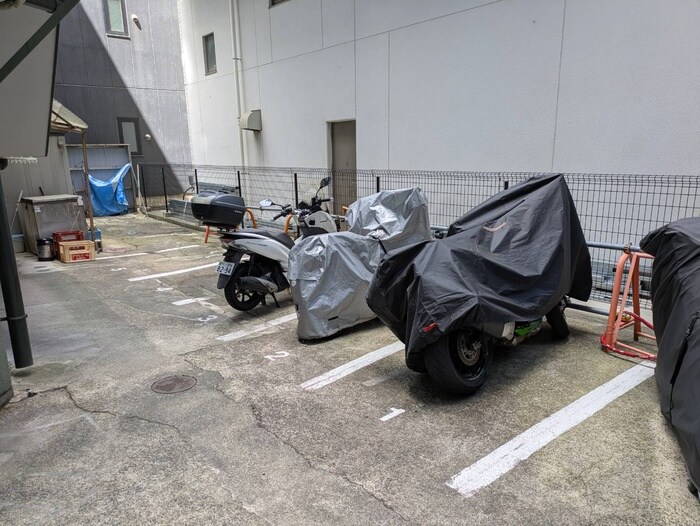 物件外観写真3　(バイク置き場)