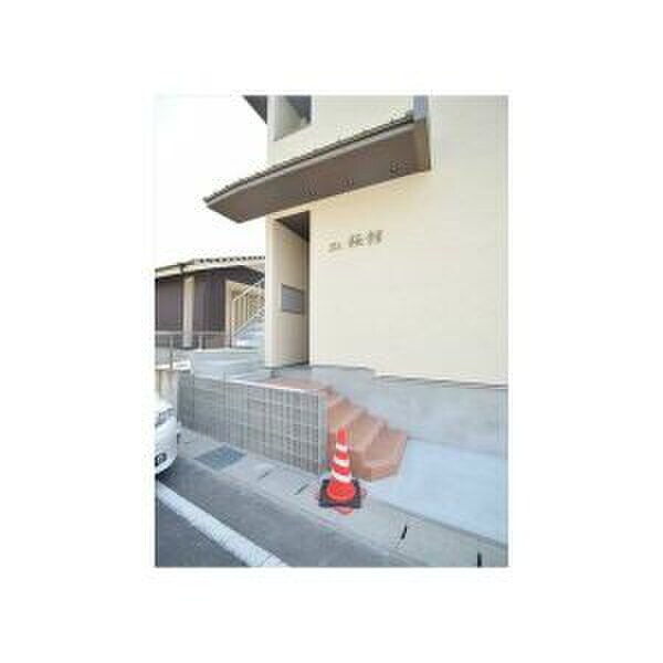 物件外観写真2　(エントランス部分)