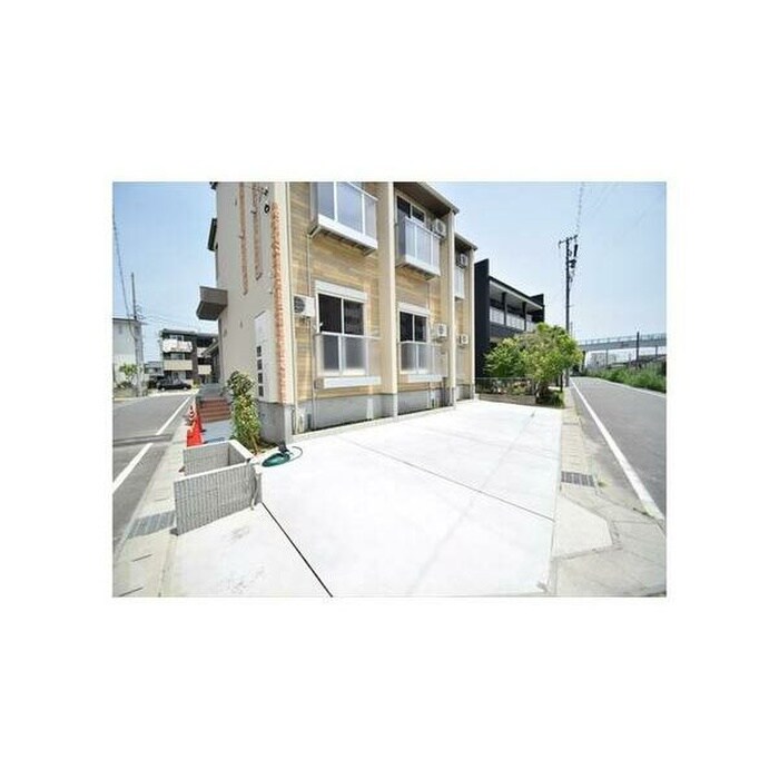 物件外観写真4　(駐車場)