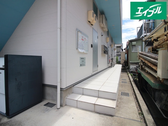 物件外観写真6　(エントランス部分)