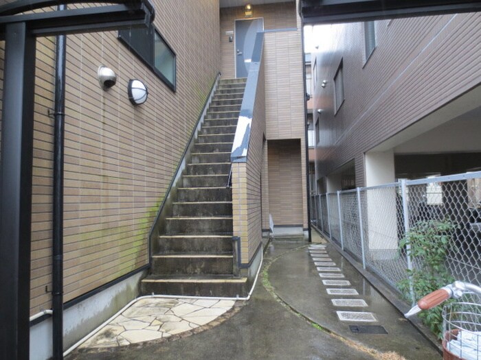 物件外観写真6　(エントランス部分)