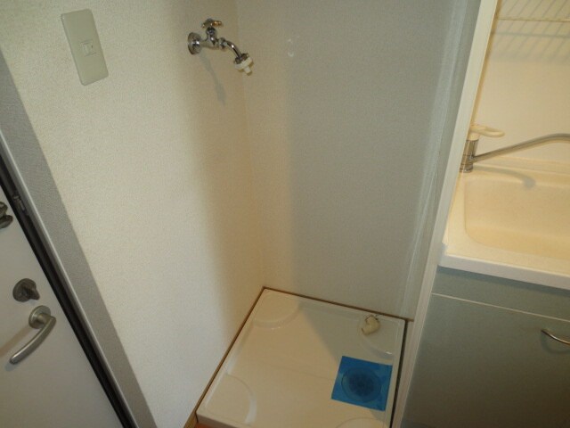 物件内観写真12　(洗濯機置場)