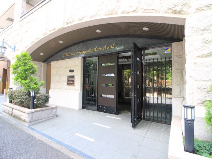 物件外観写真2　(エントランス部分)