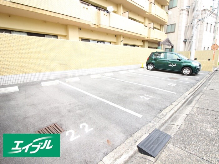 物件外観写真2　(駐車場)