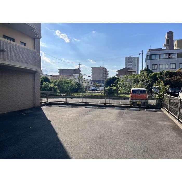 物件外観写真2　(駐車場)
