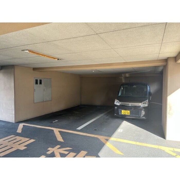 物件外観写真6　(駐車場)