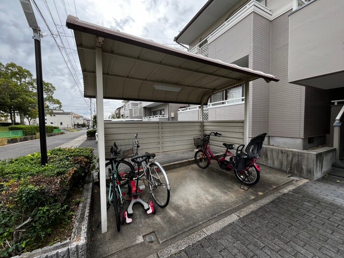 物件外観写真4　(駐輪場)