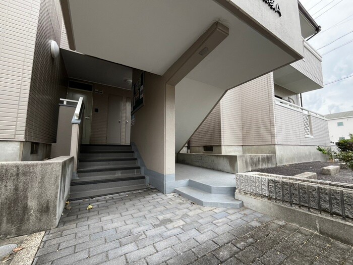 物件外観写真5　(エントランス部分)