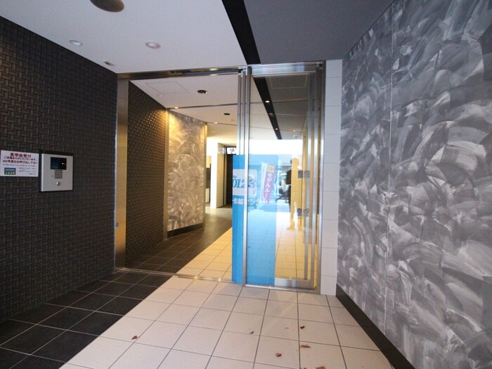 物件外観写真2　(エントランス部分)