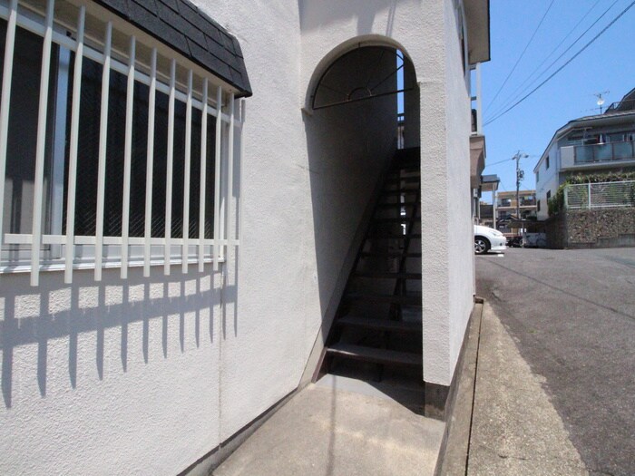 物件外観写真3　(エントランス部分)