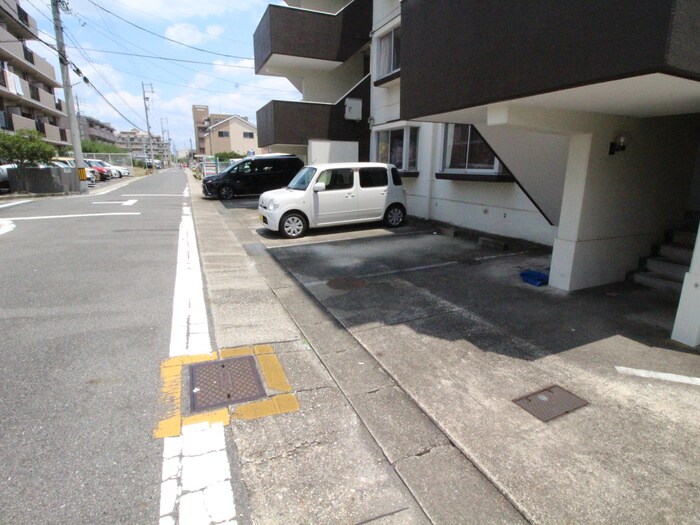 物件外観写真4　(駐車場)