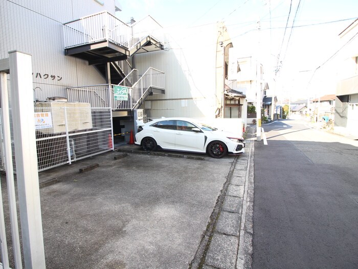 物件外観写真4　(駐車場)