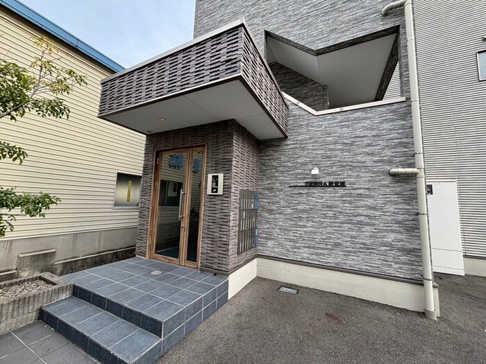 物件外観写真2　(エントランス部分)