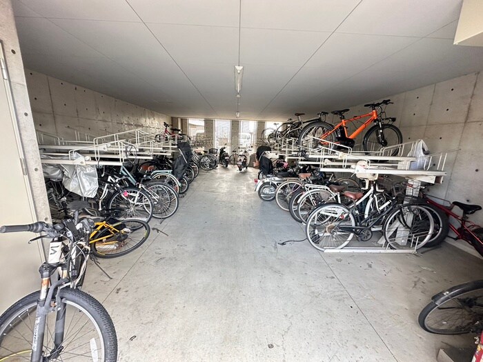 物件外観写真3　(駐輪場)