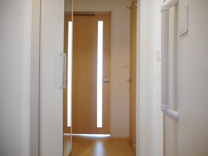 物件内観写真11　(玄関)