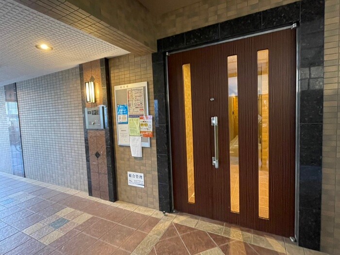 物件外観写真2　(エントランス部分)