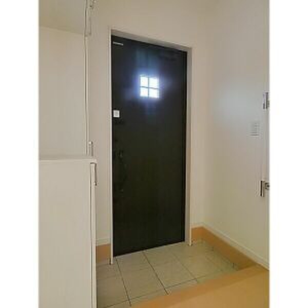物件内観写真4　(玄関)