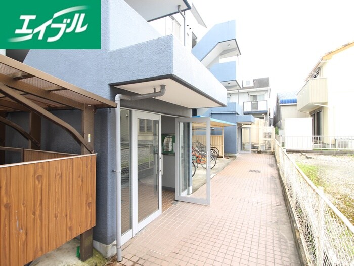 物件外観写真4　(エントランス部分)