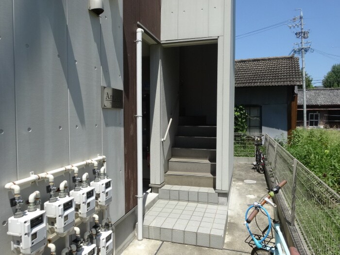 物件外観写真2　(エントランス部分)