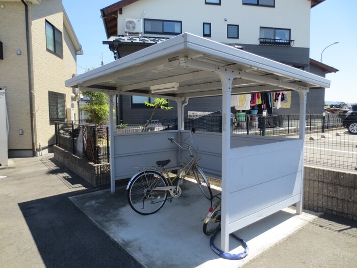 物件外観写真4　(駐輪場)