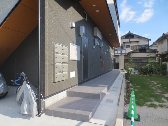 物件外観写真2　(エントランス部分)