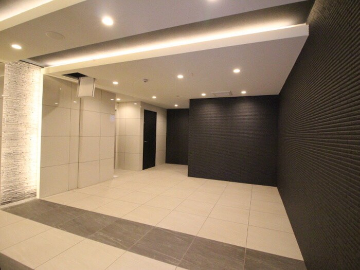 物件外観写真4　(エントランス部分)