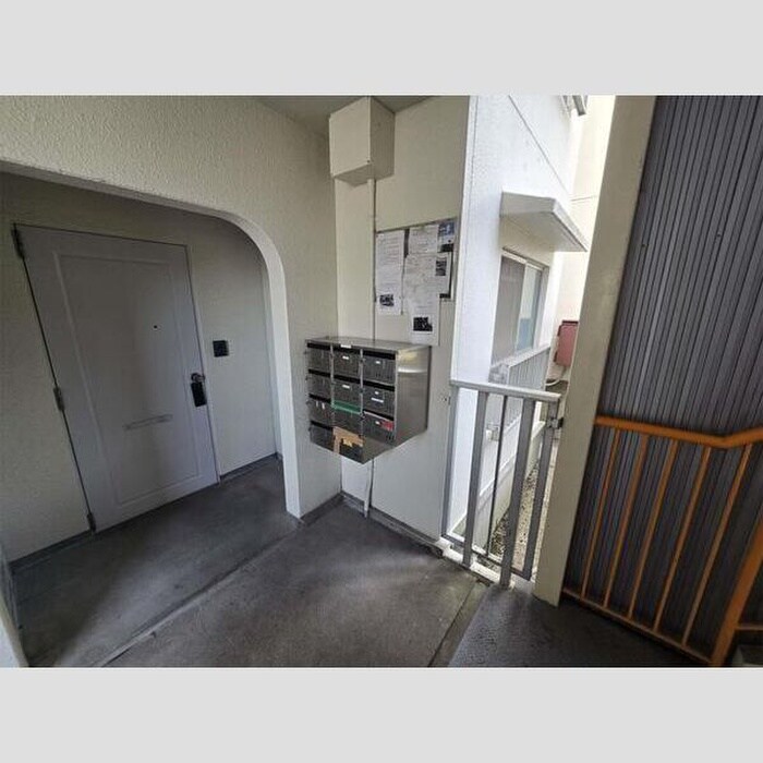 物件外観写真3　(エントランス部分)