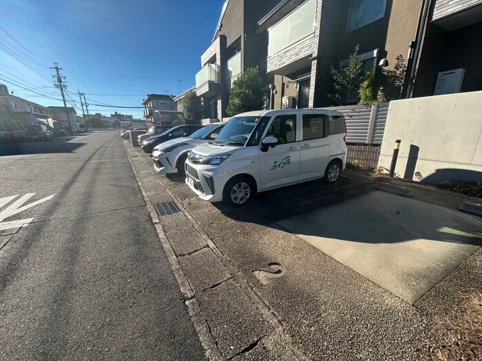 物件外観写真4　(駐車場)