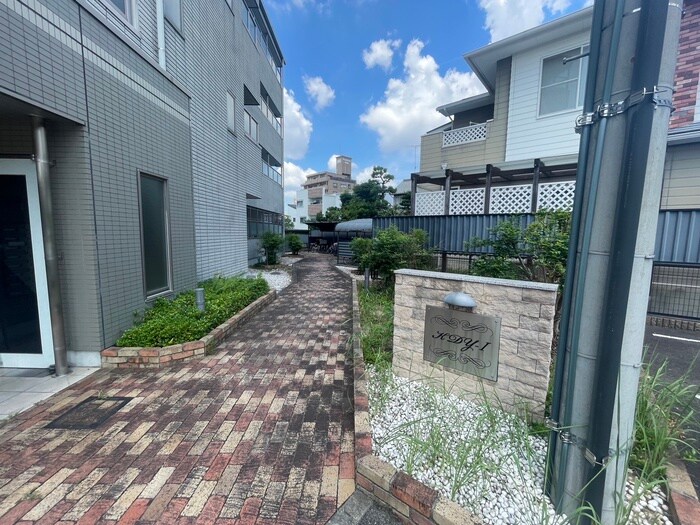 物件外観写真4　(エントランス部分)