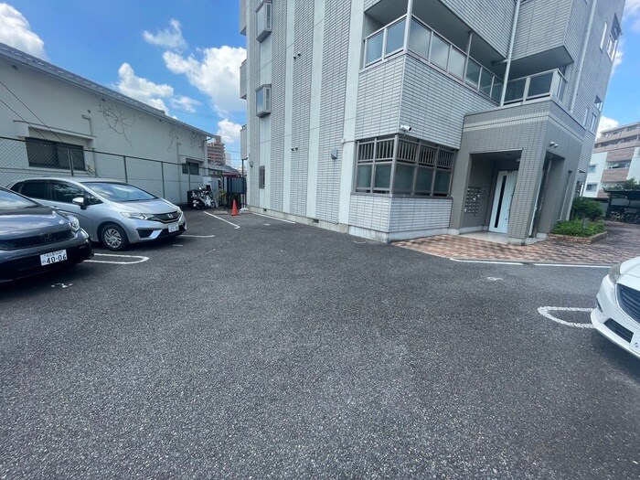 物件外観写真5　(駐車場)