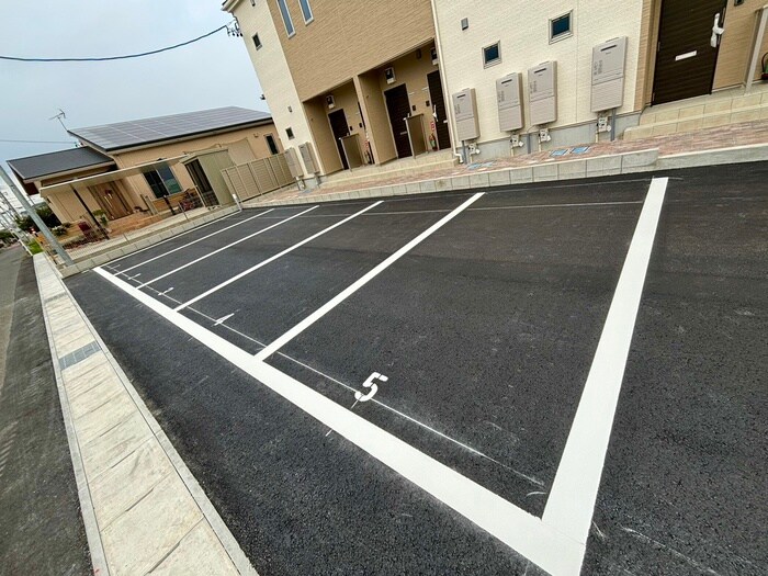 物件外観写真3　(駐車場)