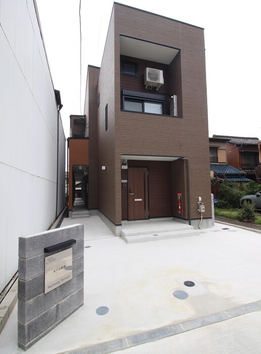 物件外観写真6　(エントランス部分)