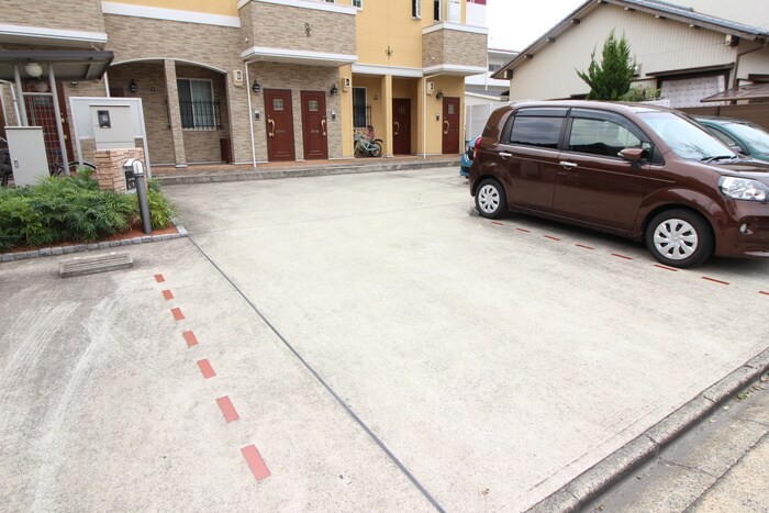 物件外観写真4　(駐車場)